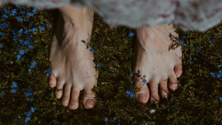 Bare feet. This is the featured image for the article on the barefoot lifestyle. Image courtesy of Unsplash.com. https://unsplash.com/photos/persons-feet-on-green-grass-xaj4IbtHO0Q