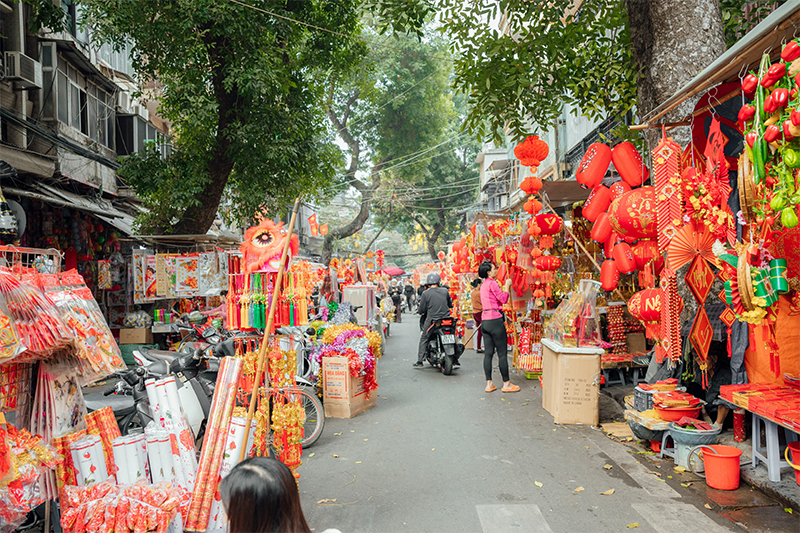 Stalls selling Chinese New Year's decorations.