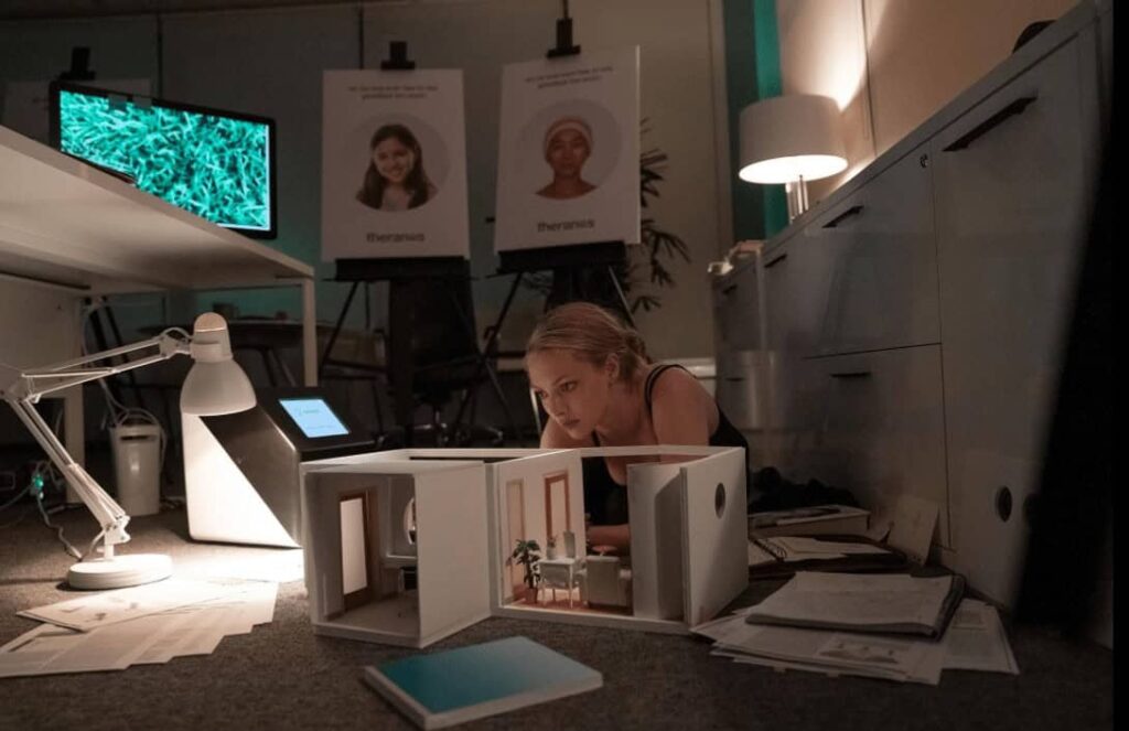 Amanda Seyfried as Elizabeth Holmes in a scene from The Dropout, a biographical drama Hulu show.