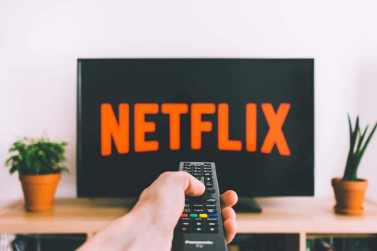 why do netflix shows take so long to film? photo courtesy of by freestocks.org via pexels