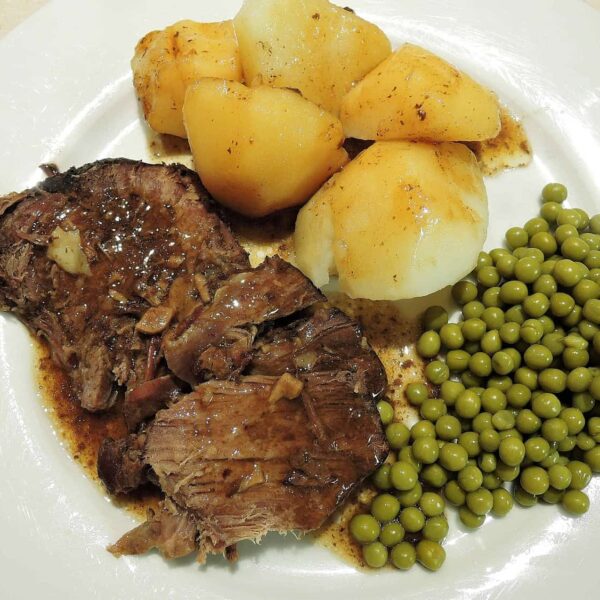 sirloin beef, pot roast, potatoes, peas, red wine, garlic, food, pot roast, roasting