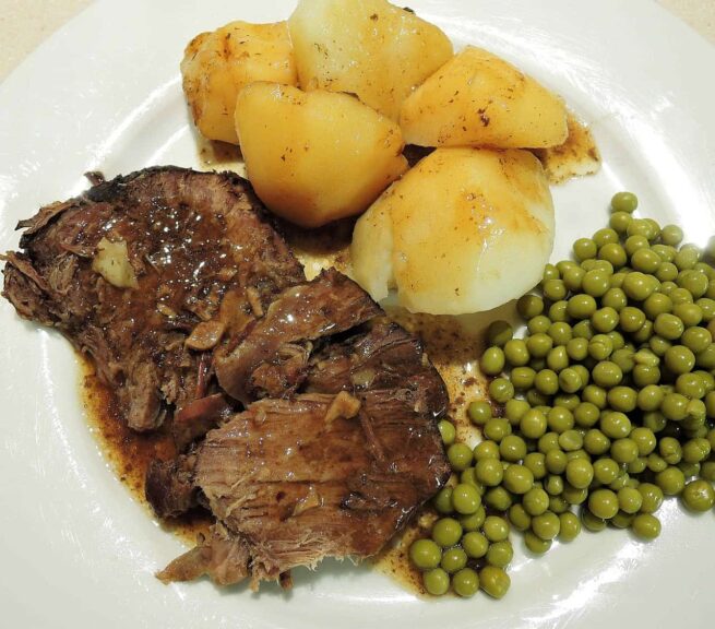 sirloin beef, pot roast, potatoes, peas, red wine, garlic, food, pot roast, roasting