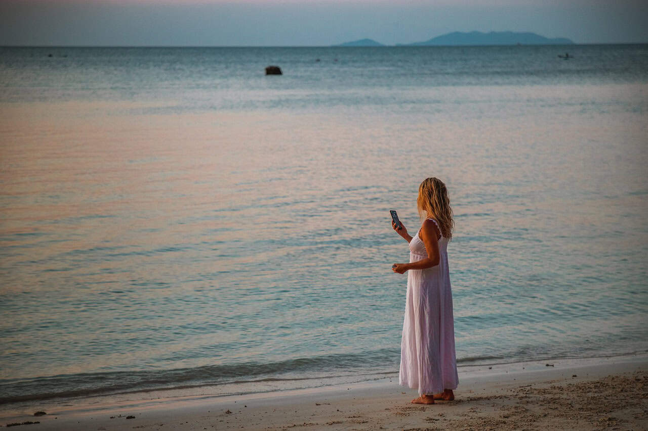 wait for a call, taking photos, woman, blond, beach, water, sunset, photography, camera, nature, smartphone, photo, mobile, female, people, to travel, person, phone, lifestyle, picture, wait, reception, cell phone reception