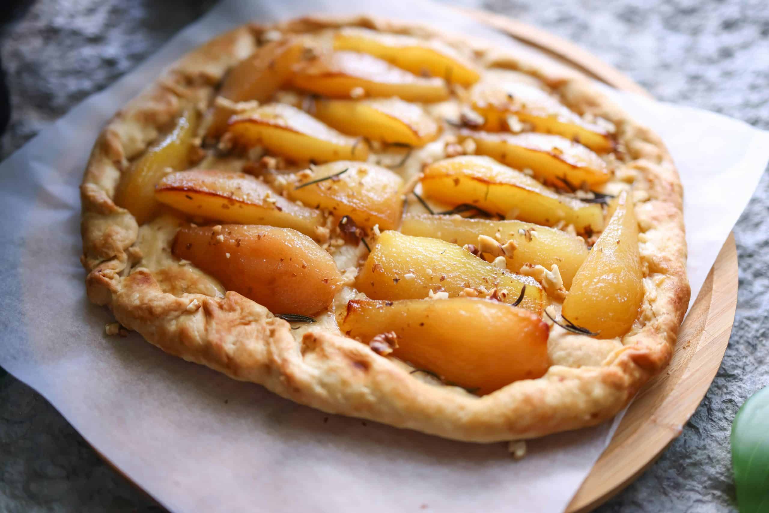 Delicious pear tart with rustic crust, perfect for dessert lovers.