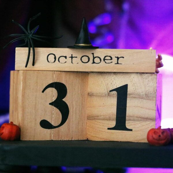 Halloween-themed wooden calendar showing October 31 with festive decorations. Halloween advent calendar