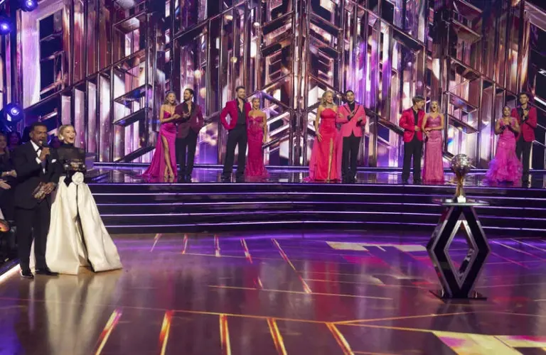 DANCING WITH THE STARS – “Finale”- Capping off a record-breaking season, the finale episode sees the five remaining couples competing for a chance at winning the coveted Len Goodman Mirrorball Trophy. TUESDAY, NOV. 25 (8:00-11:00 p.m. EST) on ABC. (Disney/Eric McCandless) ALFONSO RIBEIRO, JULIANNE HOUGH, ALIX EARLE, VALENTIN CHMERKOVSKIY, DYLAN EFRON, DANIELLA KARAGACH, ELAINE HENDRIX, ALAN BERSTEN, ROBERT IRWIN, WITNEY CARSON, JORDAN CHILES, EZRA SOSA