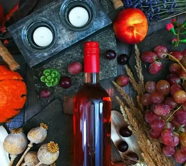 Beautiful ways to show up as the ultimate Thanksgiving guest.