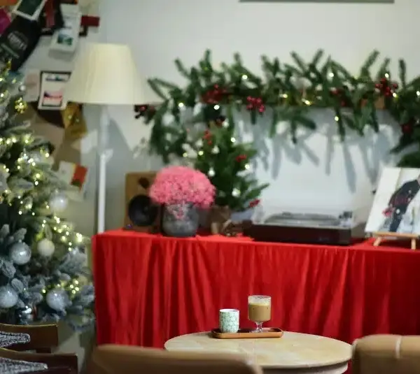 A holiday setting for 5 Cozy Acoustic Tracks to Ease Into the Holiday Season