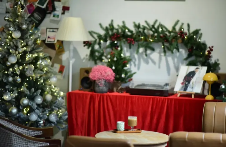 A holiday setting for 5 Cozy Acoustic Tracks to Ease Into the Holiday Season