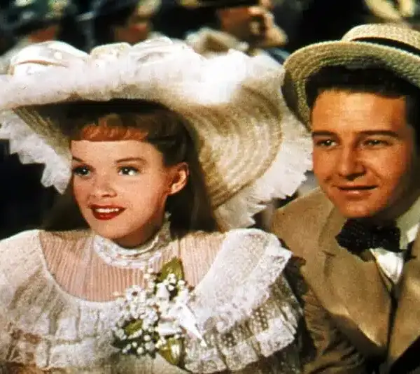Judy Garland and Tom Drake in Meet Me in St. Louis (1944). Have yourself a merry little christmas.