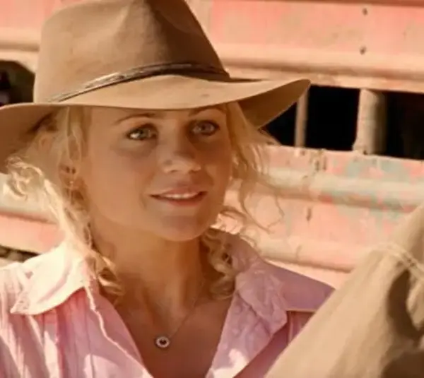 Rachael Carpani in McLeod's Daughters (2001)