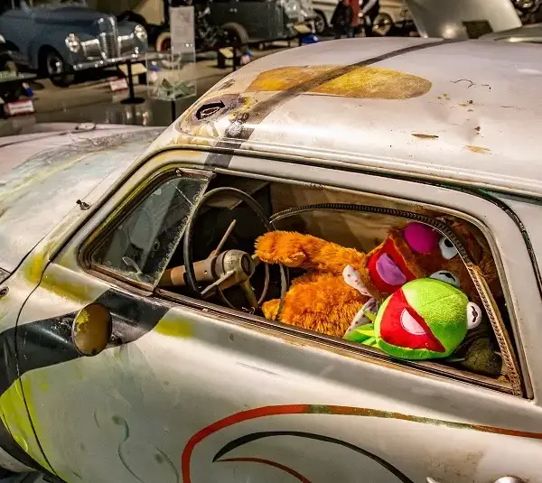 Kermit and Fozzie Bear of the Muppet Show.