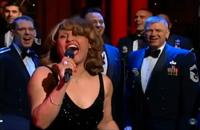 Darlene Love Sings "Christmas (Baby Please Come Home)" | Letterman 12/19/2000