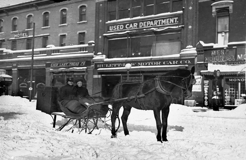 In 1918, this horse-drawn sleigh was a necessity for travelers. Today, sightseers can ride through the city on horse-drawn carriages.