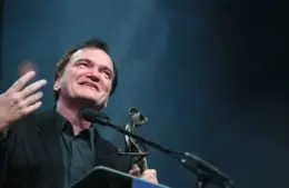 Paul Dano and Quentin Tarantino conflict. Quentin Tarantino receives the Director of the Year award during the Film Awards Gala of the 31st annual Palm Springs International Film Festival in Palm Springs, Calif., on January 2, 2020. Psifffilmawardsgala4116