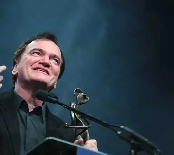 Paul Dano and Quentin Tarantino conflict. Quentin Tarantino receives the Director of the Year award during the Film Awards Gala of the 31st annual Palm Springs International Film Festival in Palm Springs, Calif., on January 2, 2020. Psifffilmawardsgala4116