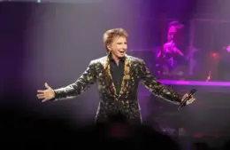 Barry Manilow serenaded the crowd at the KFC Yum! Center on Monday, August 21, 2023. | © Michael Clevenger/Courier Journal / USA TODAY NETWORK / USA TODAY NETWORK via Imagn Images