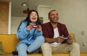 Couple playing best local multiplayer games for the holiday.