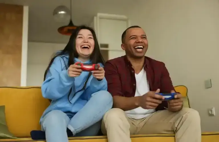 Couple playing best local multiplayer games for the holiday.