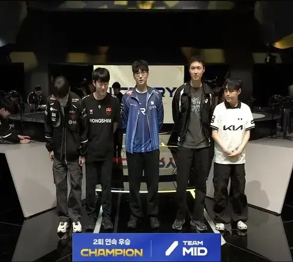 Image of Team Mid Bowing after winning the LCK Season Opening