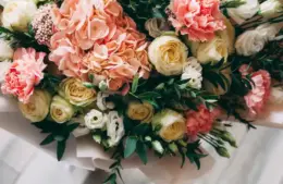 Cottagecore color palettes are the hot trend for your Valentine flowers this year.