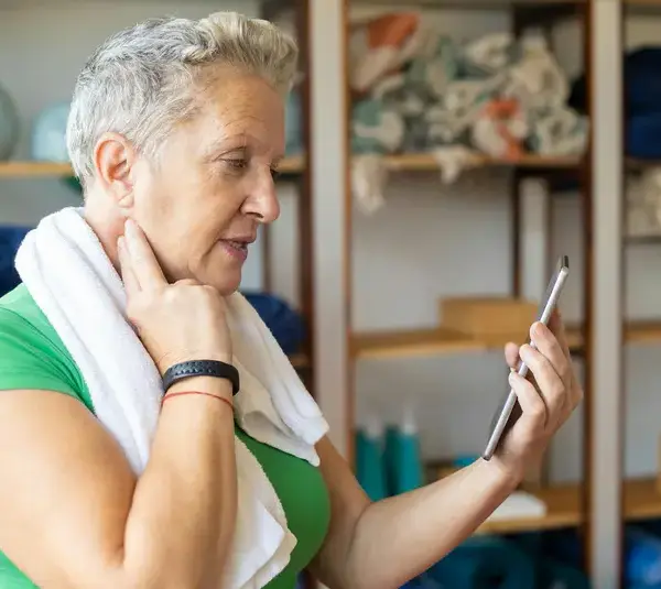 An elderly woman preparing for workout with the help of HRV.