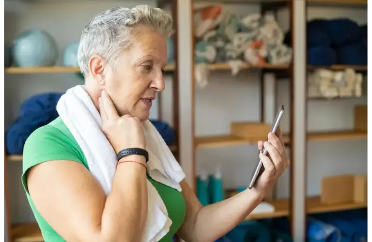 An elderly woman preparing for workout with the help of HRV.