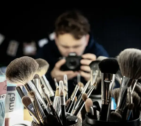 2026 Grammys │ Clean Girl vs. Rock‑Star Glam: The Beauty Duality