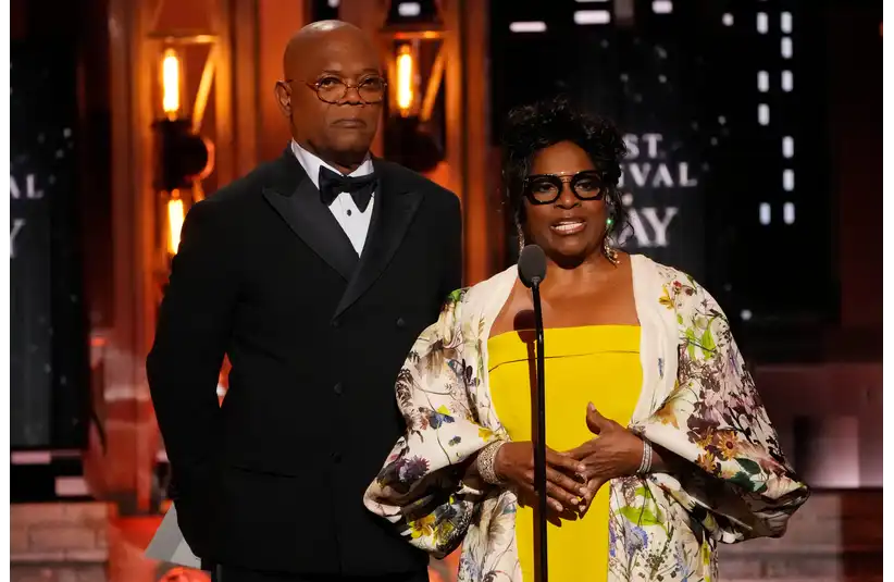 LaTanya Richardson Jackson and Samuel L. Jackson Present the award for best revival of a play. Xxx Tonys2022 21120194 Dcb Jpg E Ent Usa Ny © Robert Deutsch / USA TODAY NETWORK