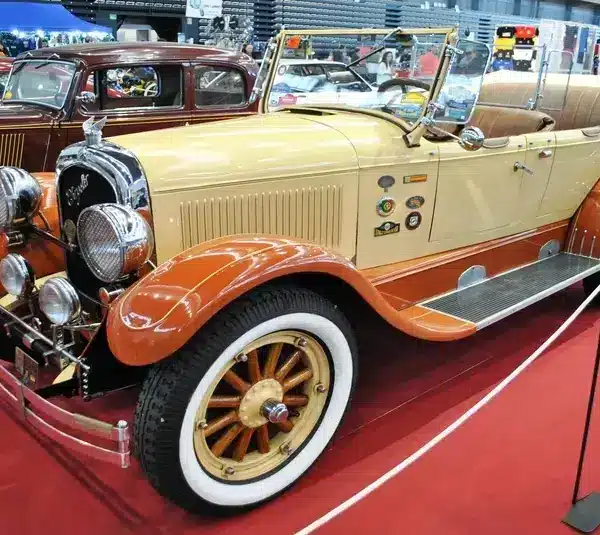 Image of yellow 1926 Chrysler Six B70 at V Retro Auto&Moto Galicia.