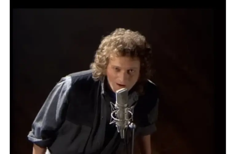 Screenshot of Lou Gramm singing in Foreigner video “I Want to Know What Love Is”