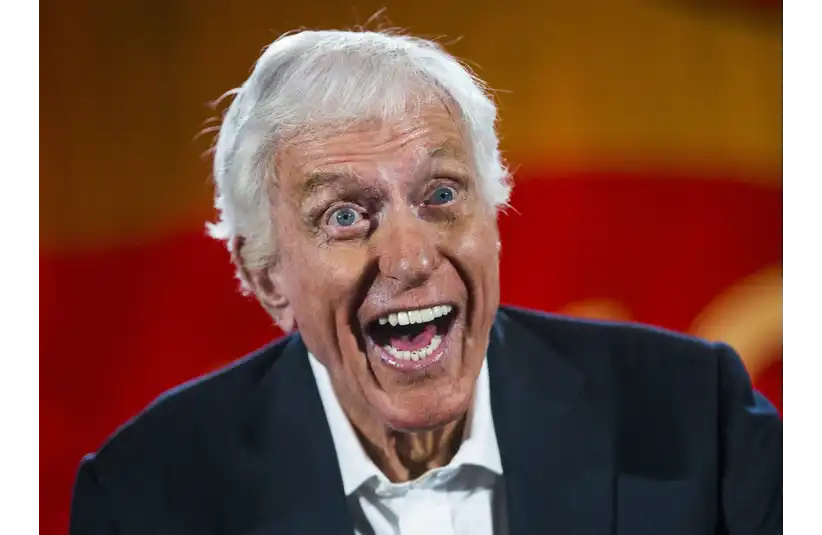Comedy legend Dick Van Dyke speaks to a large crowd at a panel discussion at Phoenix Comicon on, May 27, 2017, at the Phoenix Convention Center. © Tom Tingle/The Republic / USA TODAY NETWORK via Imagn Images