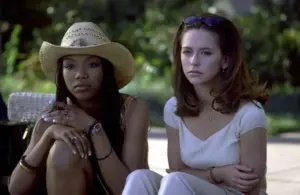 Screenshot of Brandy (left) and Jennifer Love Hewitt (right) in the movie "I Still Know What You Did Last Summer"