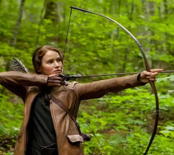 Katniss raises her bow in the sci-fi film The Hunger Games