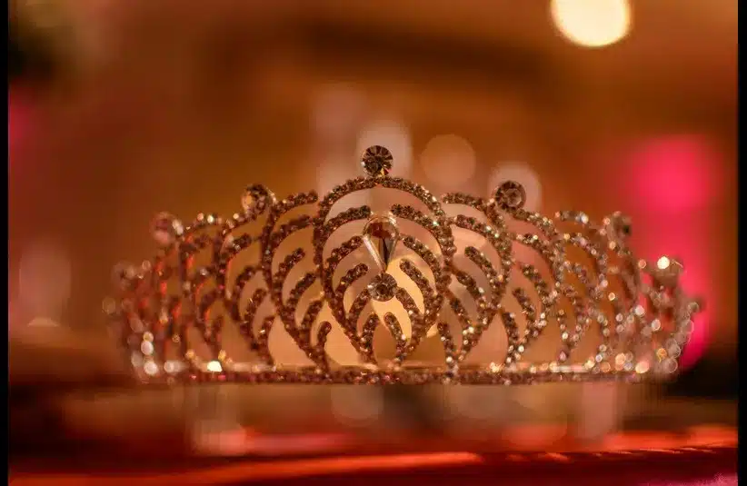 In daily devotion, a princess crown is shown.