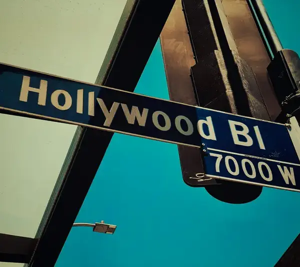 In today's daily Drop, we have a picture of the Hollywood boulevard sign
