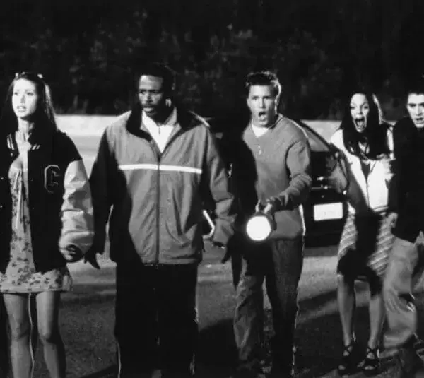 image of Shannon Elizabeth, Jon Abrahams, Anna Faris, Lochlyn Munro, and Shawn Wayans Screenshot from Scary Movie and featuring cast from Scary Movie 6