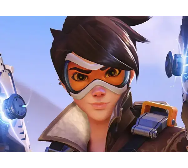 Tracer a character from Overwatch with short spiky hair, wearing goggles, holds high-tech pistols emitting blue light, conveying determination and readiness for action.