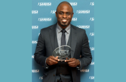 Wayne Brady holds his 2015 SAMHSA Special Recognition Award
