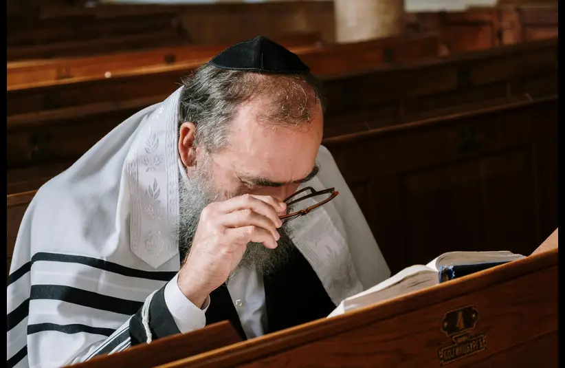 In this daily devotional, a rabbi read Scripture.