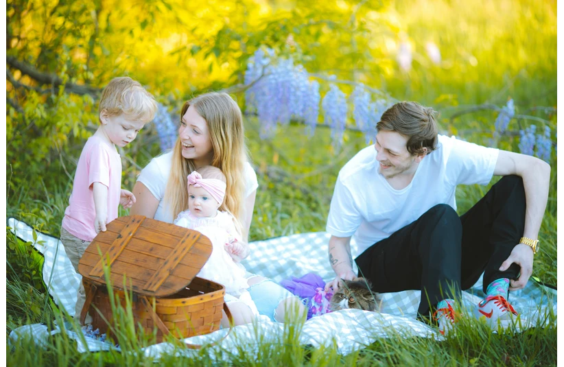 A cute family photo session with a picnic theme
