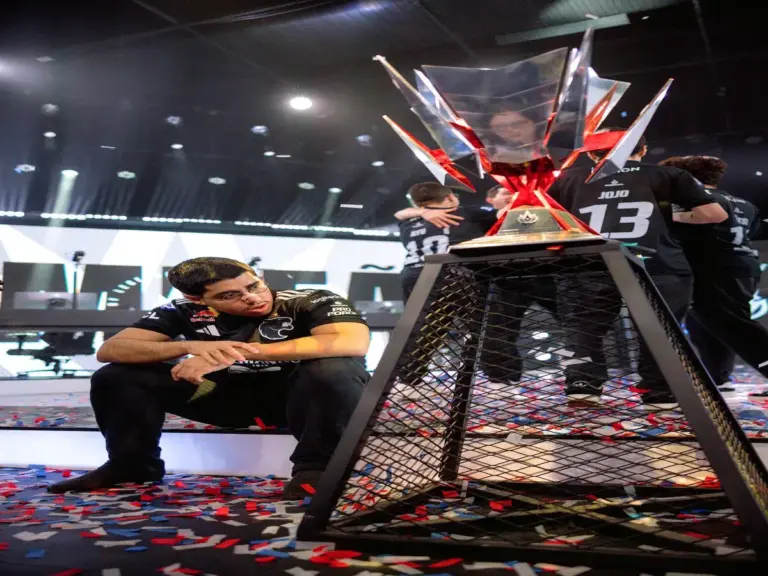 Tatu in front of the CBLOL trophy to qualify for MSI