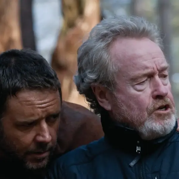 Ridley Scott and Russell Crowe discussing movie magic on set.