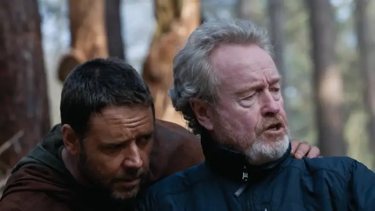 Ridley Scott and Russell Crowe discussing movie magic on set.