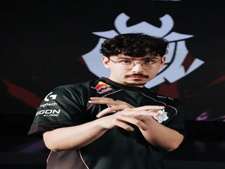 BrokenBlade at MSI doing his signature pose