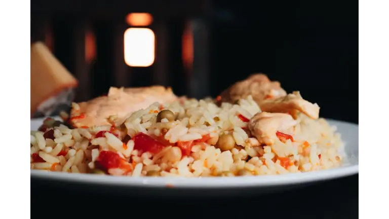 Close-up of a delicious chicken perlou meal with vegetables on a plate.