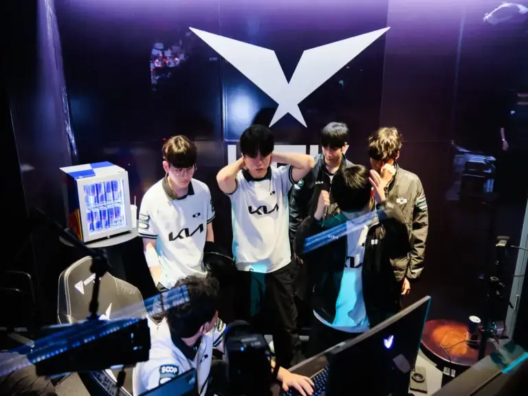 DK reviewing during the LCK before Worlds