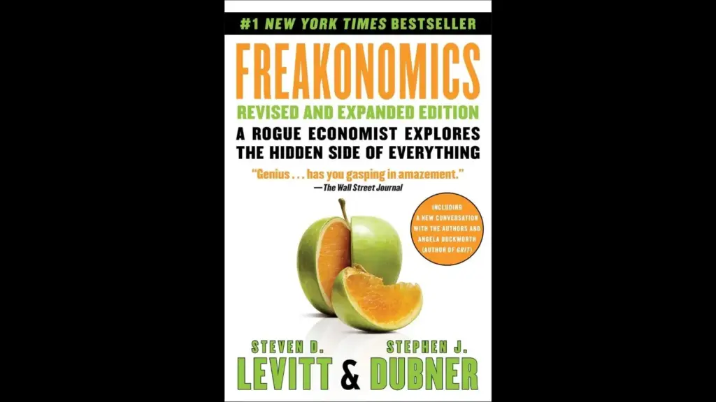 Book cover of "Freakonomics: A Rogue Economist Explores the Hidden Side of Everything" by Steven D. Levitt and Stephen J. Dubner, featuring a green apple and an orange on a black background.