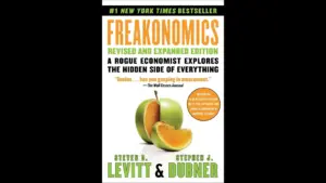 Book cover of "Freakonomics: A Rogue Economist Explores the Hidden Side of Everything" by Steven D. Levitt and Stephen J. Dubner, featuring a green apple and an orange on a black background.