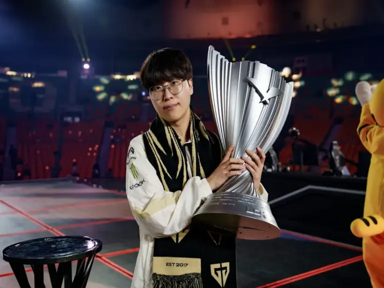 Kiin lifting the LCK trophy before Worlds